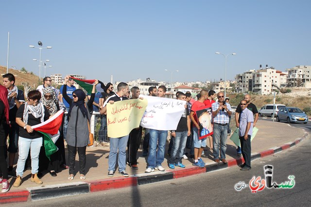 شابة من كفربرا تقود الشباب القسماوي في الوقفة الاحتجاجية وتصرخ غضبا 